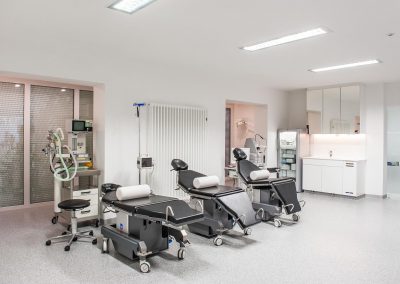 Anästhesiearbeitsplatz mit FLA, Sirius, Beatmungsgerät, Pulsoxymeter und EKG
