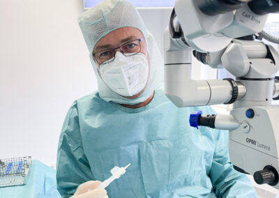 Dr. Werner bei der Implantation der RayOne BLF Linse